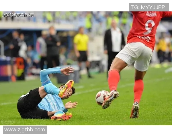 足球明星的脚筋秘密揭示运动员如何保持最佳状态与健康秘诀